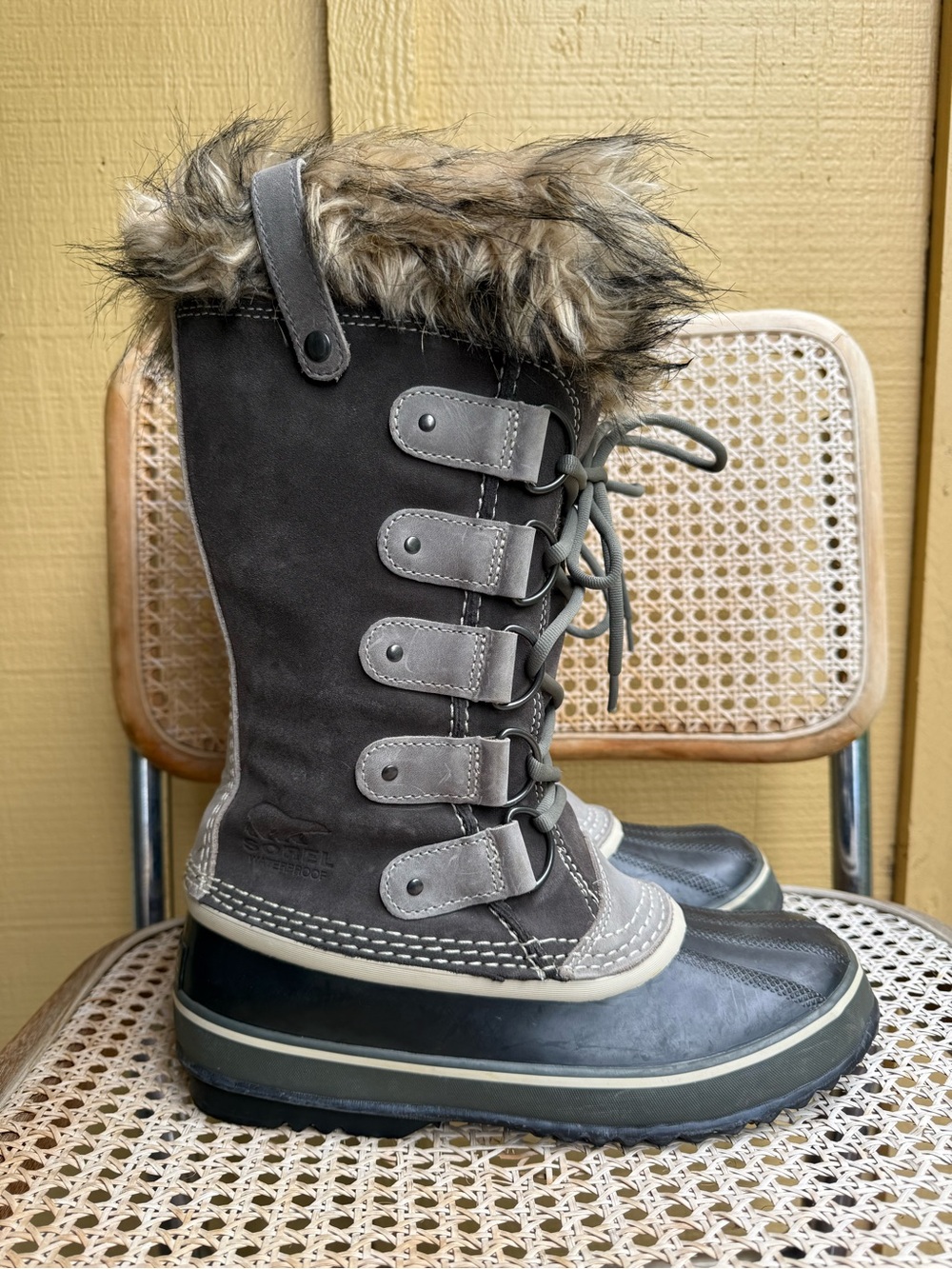 Sorel Joan of Arctic Waterproof Winter Snow Boots Womens 9 Gray Black Faux Fur